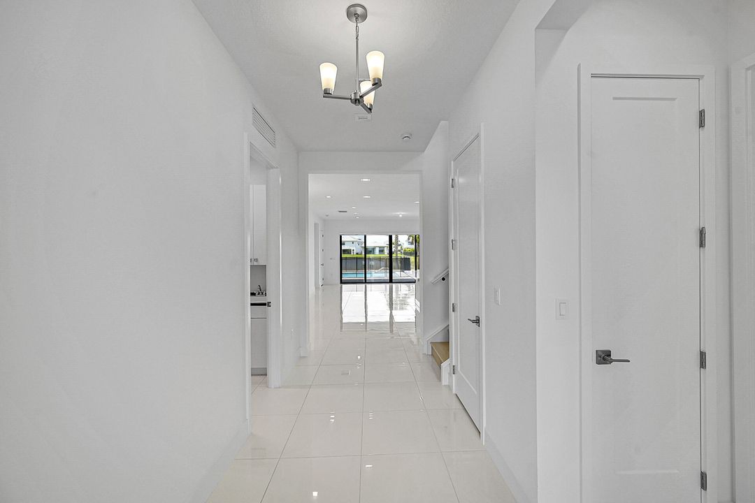 合同活跃: $6,200 (4 贝兹, 4 浴室, 3000 平方英尺)