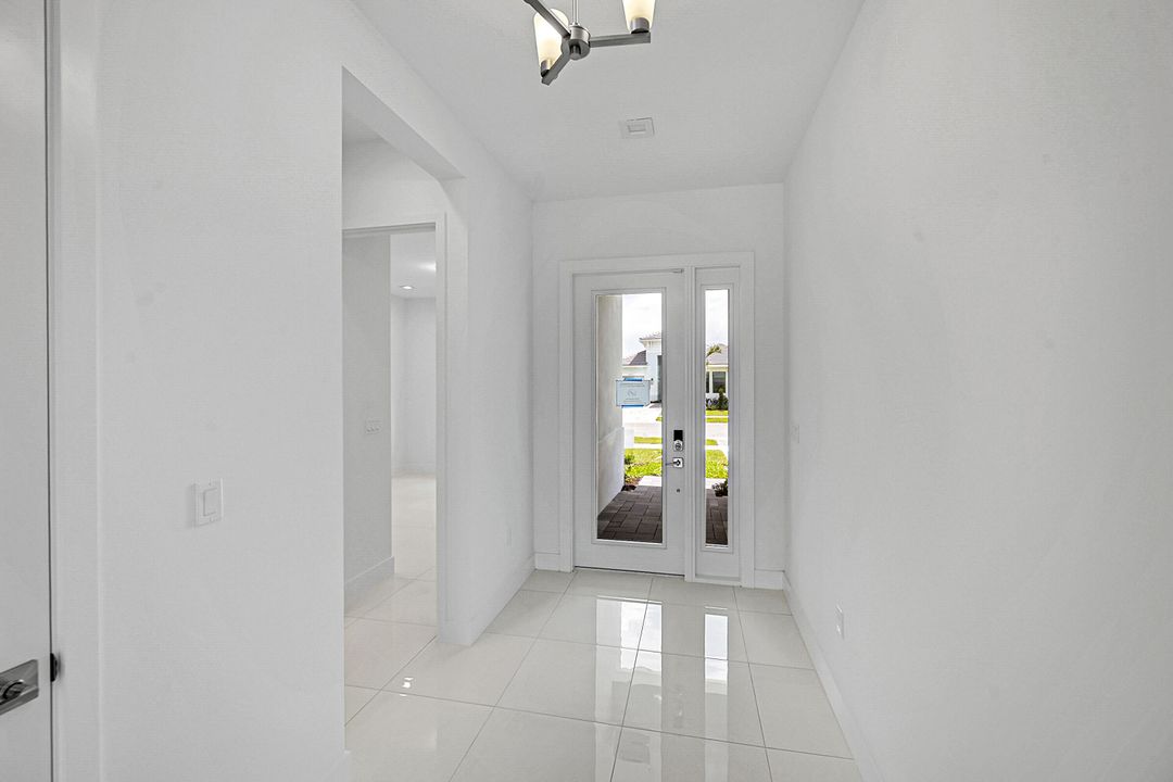 合同活跃: $6,200 (4 贝兹, 4 浴室, 3000 平方英尺)