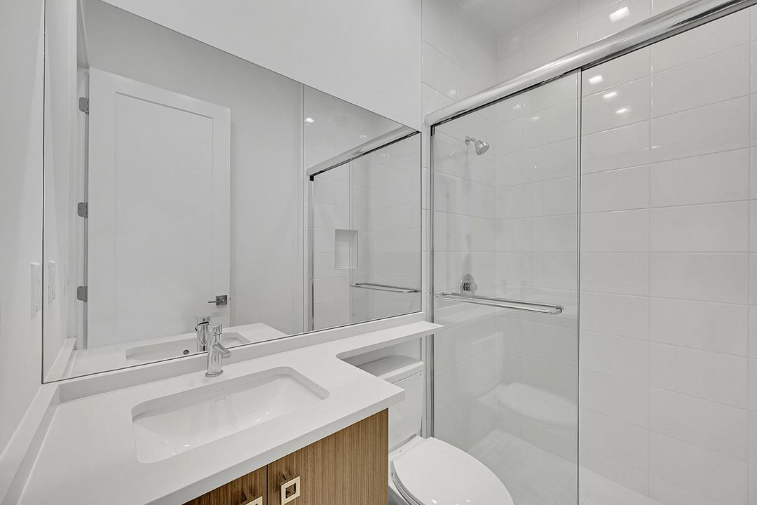 合同活跃: $6,200 (4 贝兹, 4 浴室, 3000 平方英尺)