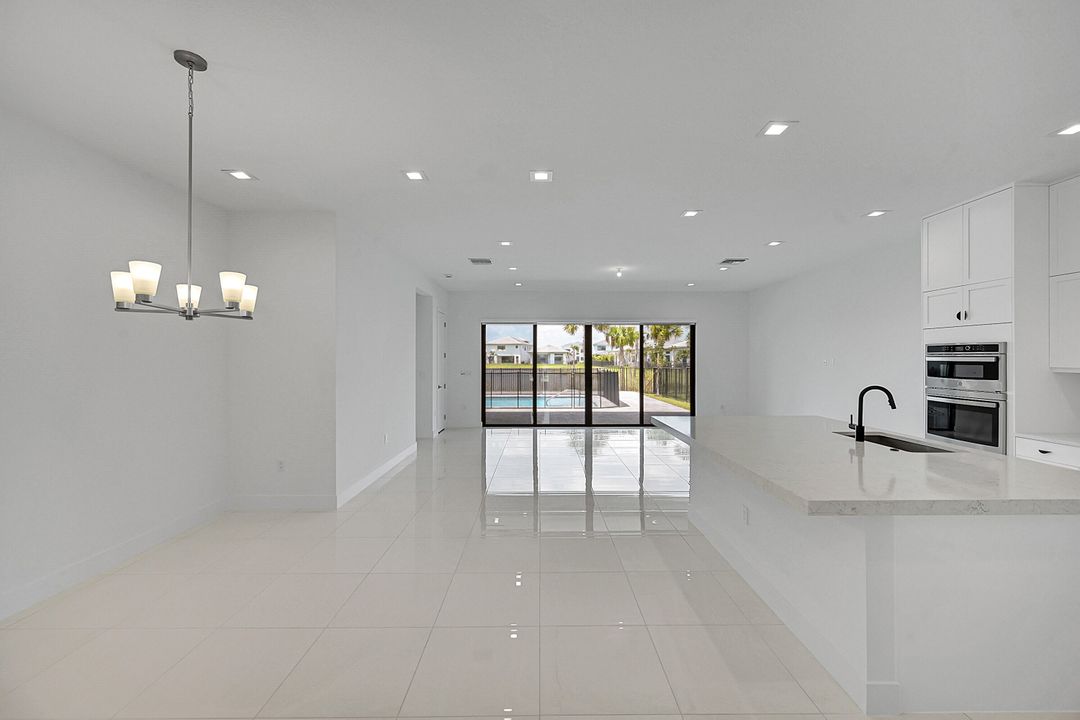 合同活跃: $6,200 (4 贝兹, 4 浴室, 3000 平方英尺)