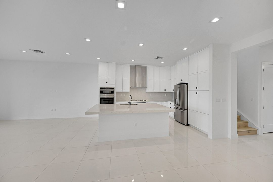 合同活跃: $6,200 (4 贝兹, 4 浴室, 3000 平方英尺)