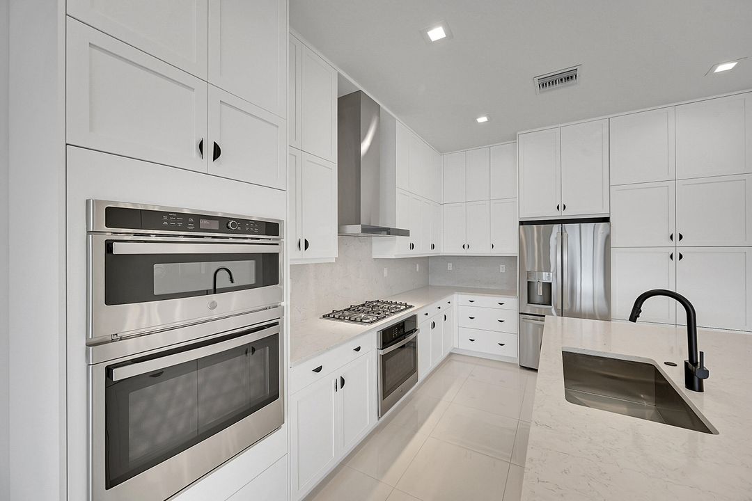 合同活跃: $6,200 (4 贝兹, 4 浴室, 3000 平方英尺)