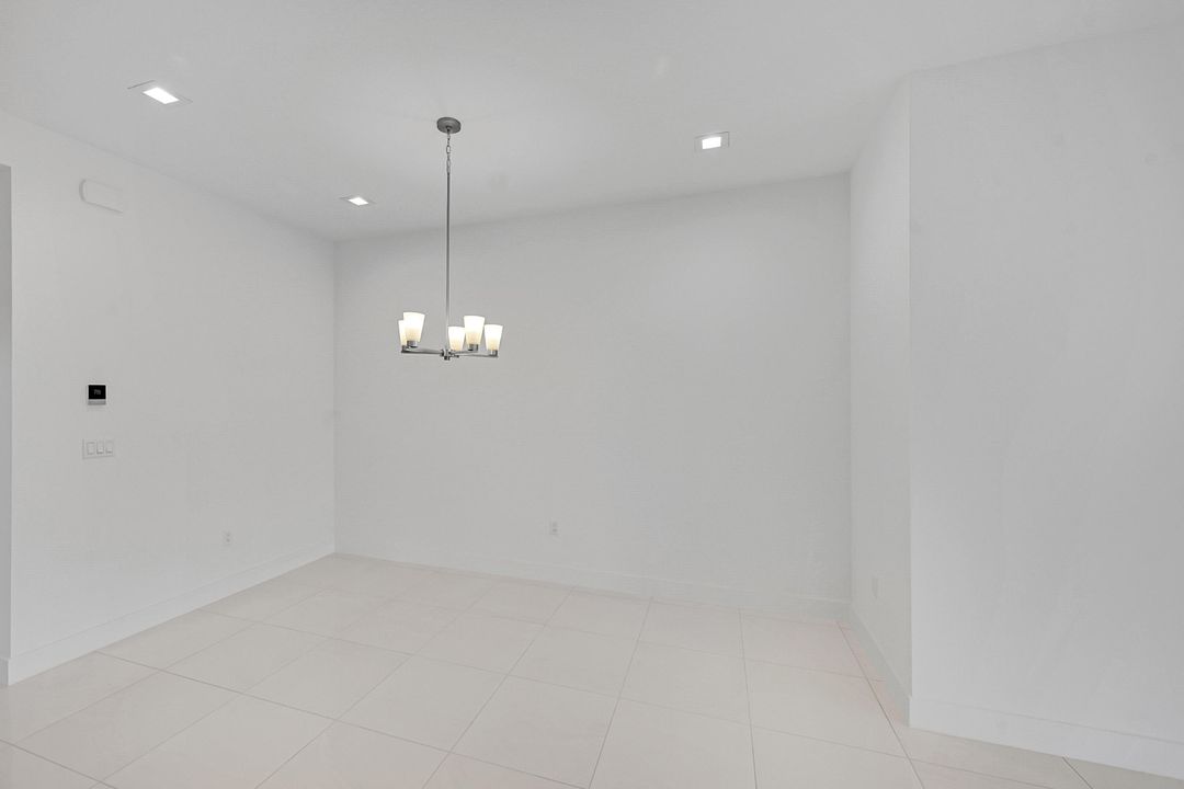 合同活跃: $6,200 (4 贝兹, 4 浴室, 3000 平方英尺)