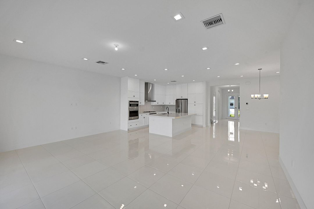 合同活跃: $6,200 (4 贝兹, 4 浴室, 3000 平方英尺)