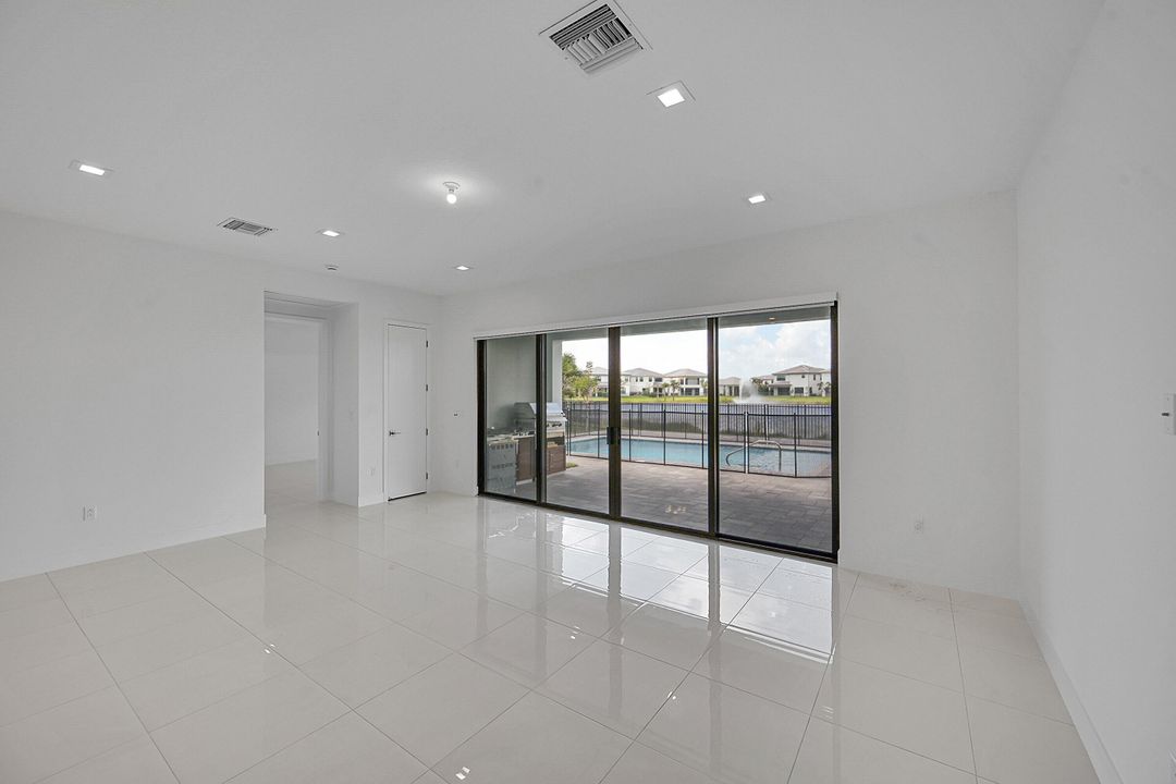 合同活跃: $6,200 (4 贝兹, 4 浴室, 3000 平方英尺)