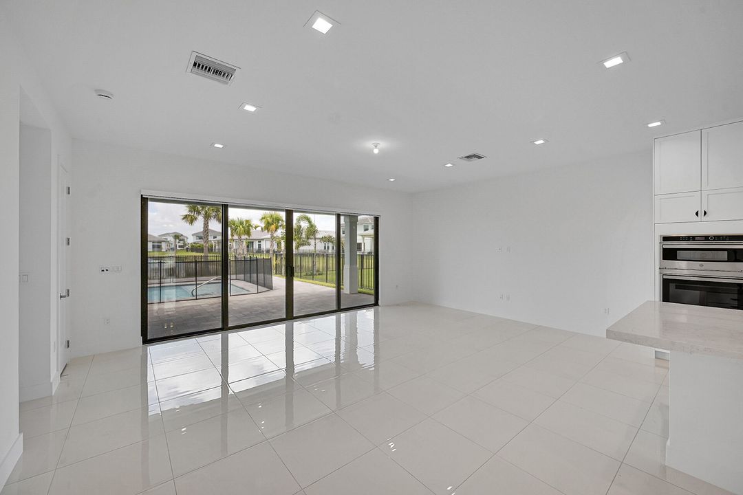 合同活跃: $6,200 (4 贝兹, 4 浴室, 3000 平方英尺)