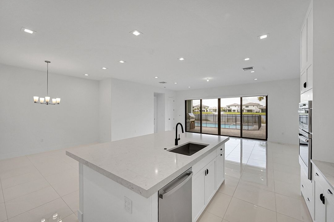 合同活跃: $6,200 (4 贝兹, 4 浴室, 3000 平方英尺)