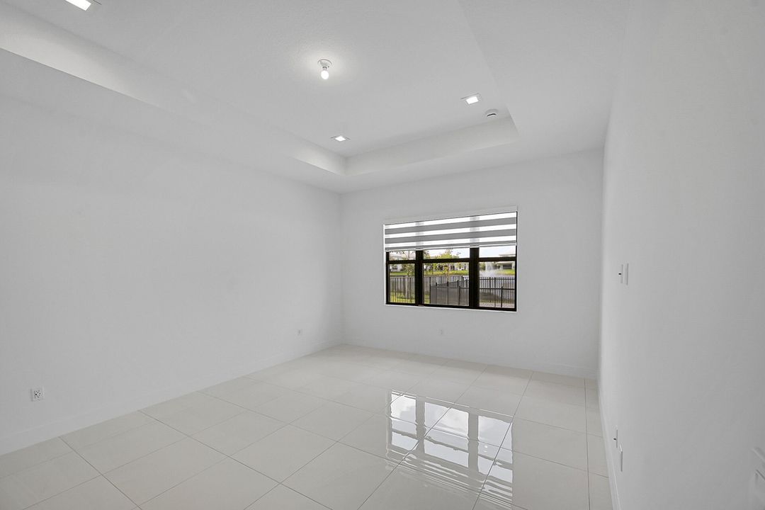 合同活跃: $6,200 (4 贝兹, 4 浴室, 3000 平方英尺)