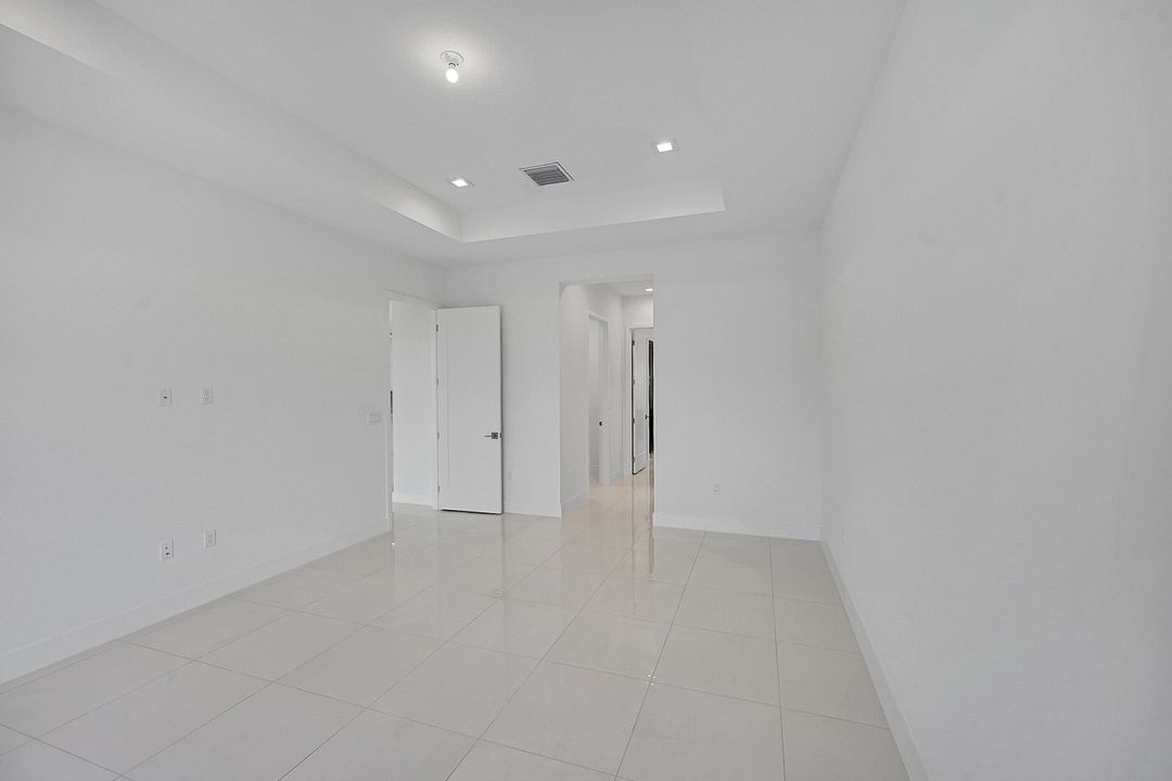 合同活跃: $6,200 (4 贝兹, 4 浴室, 3000 平方英尺)