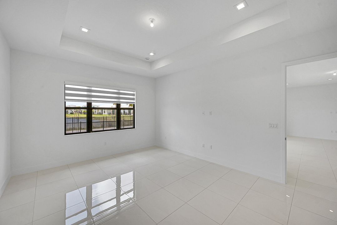 合同活跃: $6,200 (4 贝兹, 4 浴室, 3000 平方英尺)