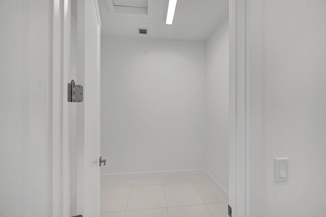 合同活跃: $6,200 (4 贝兹, 4 浴室, 3000 平方英尺)