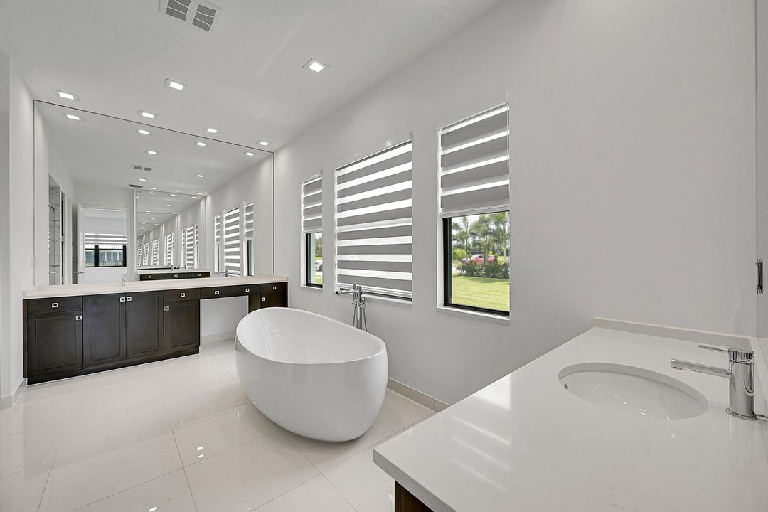 合同活跃: $6,200 (4 贝兹, 4 浴室, 3000 平方英尺)