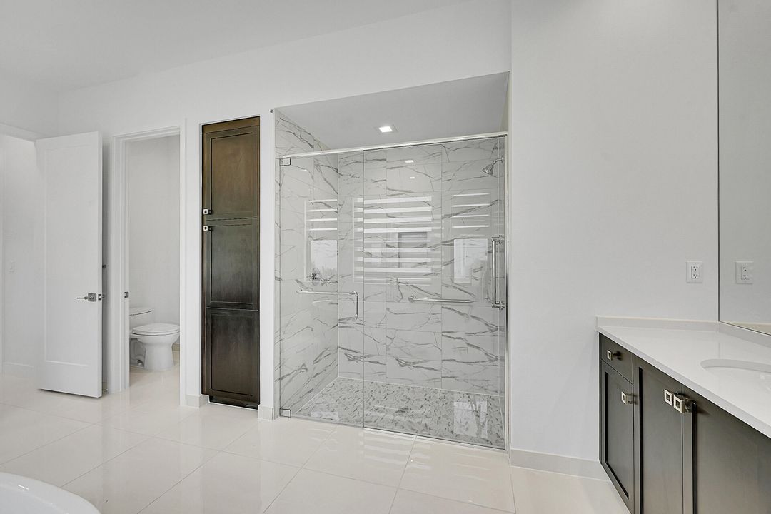 合同活跃: $6,200 (4 贝兹, 4 浴室, 3000 平方英尺)