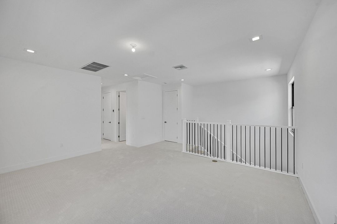 合同活跃: $6,200 (4 贝兹, 4 浴室, 3000 平方英尺)