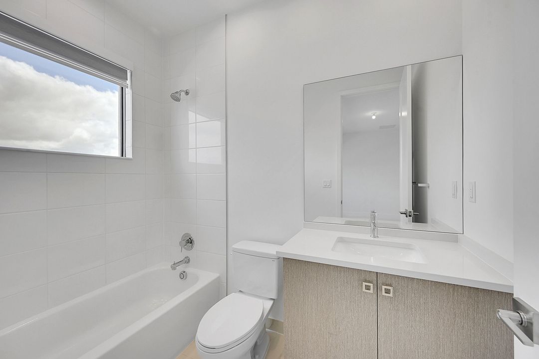 合同活跃: $6,200 (4 贝兹, 4 浴室, 3000 平方英尺)