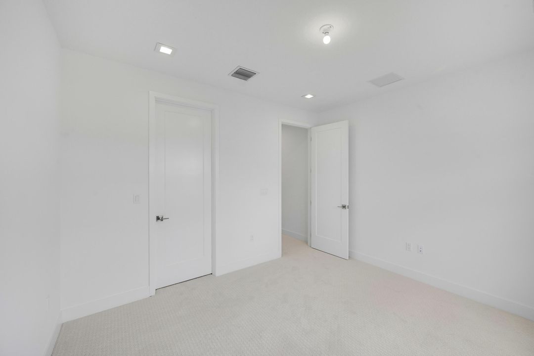 合同活跃: $6,200 (4 贝兹, 4 浴室, 3000 平方英尺)