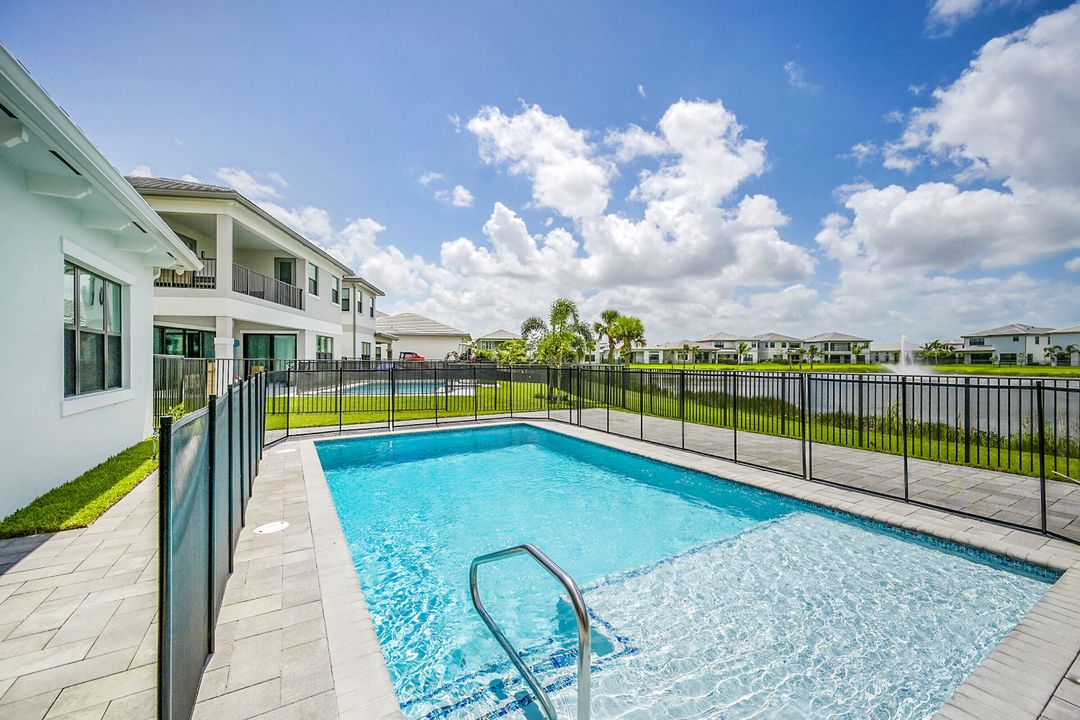 合同活跃: $6,200 (4 贝兹, 4 浴室, 3000 平方英尺)