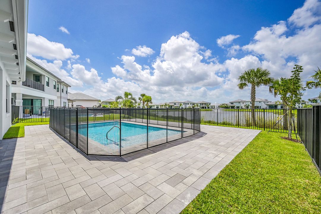 合同活跃: $6,200 (4 贝兹, 4 浴室, 3000 平方英尺)