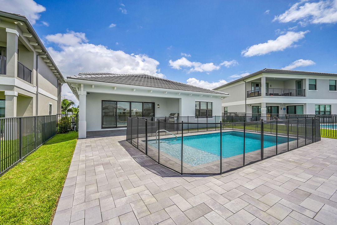 合同活跃: $6,200 (4 贝兹, 4 浴室, 3000 平方英尺)