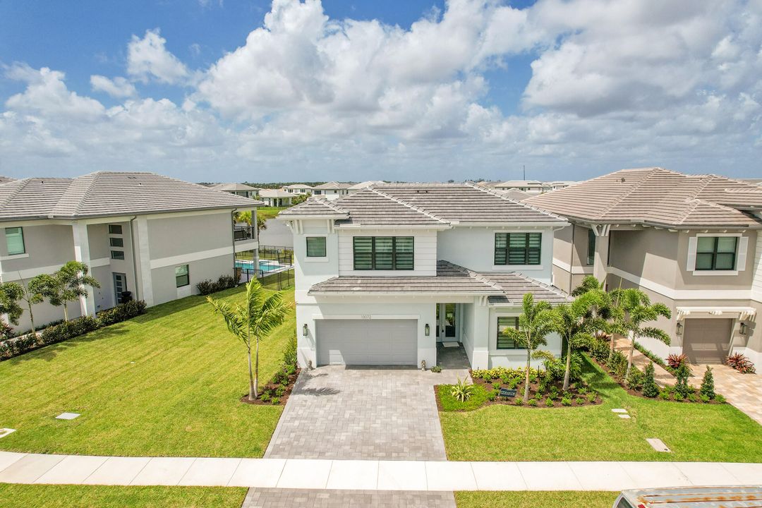 合同活跃: $6,200 (4 贝兹, 4 浴室, 3000 平方英尺)