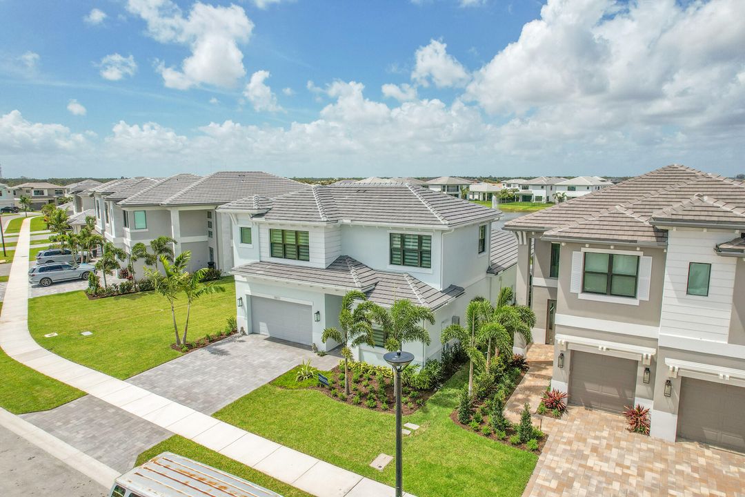 合同活跃: $6,200 (4 贝兹, 4 浴室, 3000 平方英尺)