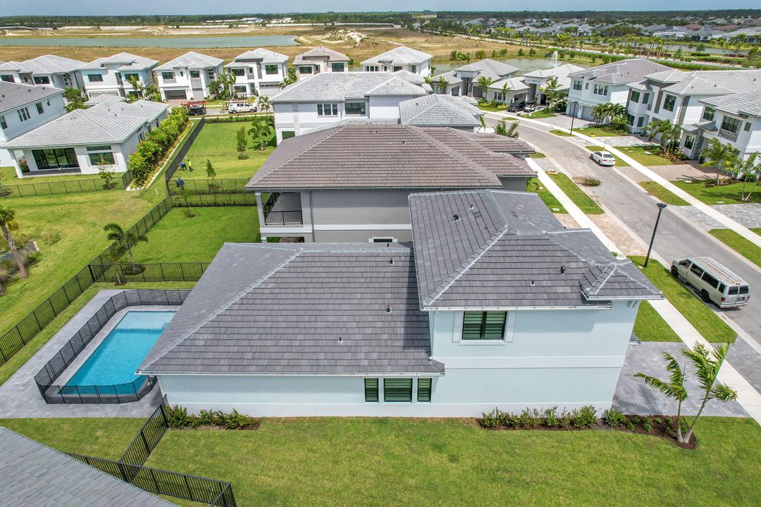 合同活跃: $6,200 (4 贝兹, 4 浴室, 3000 平方英尺)