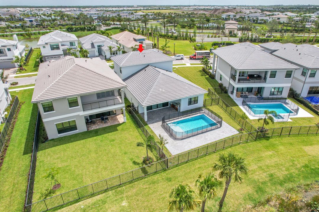 合同活跃: $6,200 (4 贝兹, 4 浴室, 3000 平方英尺)