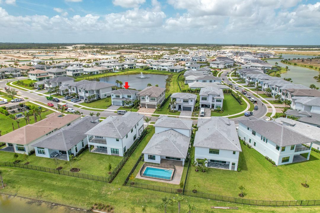 合同活跃: $6,200 (4 贝兹, 4 浴室, 3000 平方英尺)