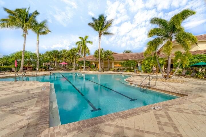 合同活跃: $489,900 (3 贝兹, 3 浴室, 1947 平方英尺)