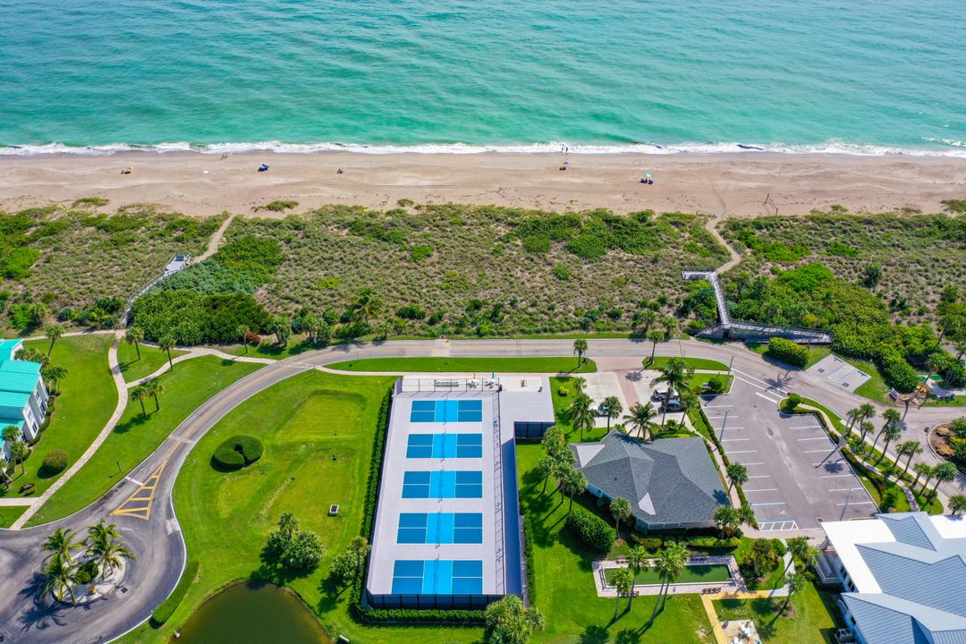 Active With Contract: $179,000 (1 beds, 1 baths, 887 Square Feet)