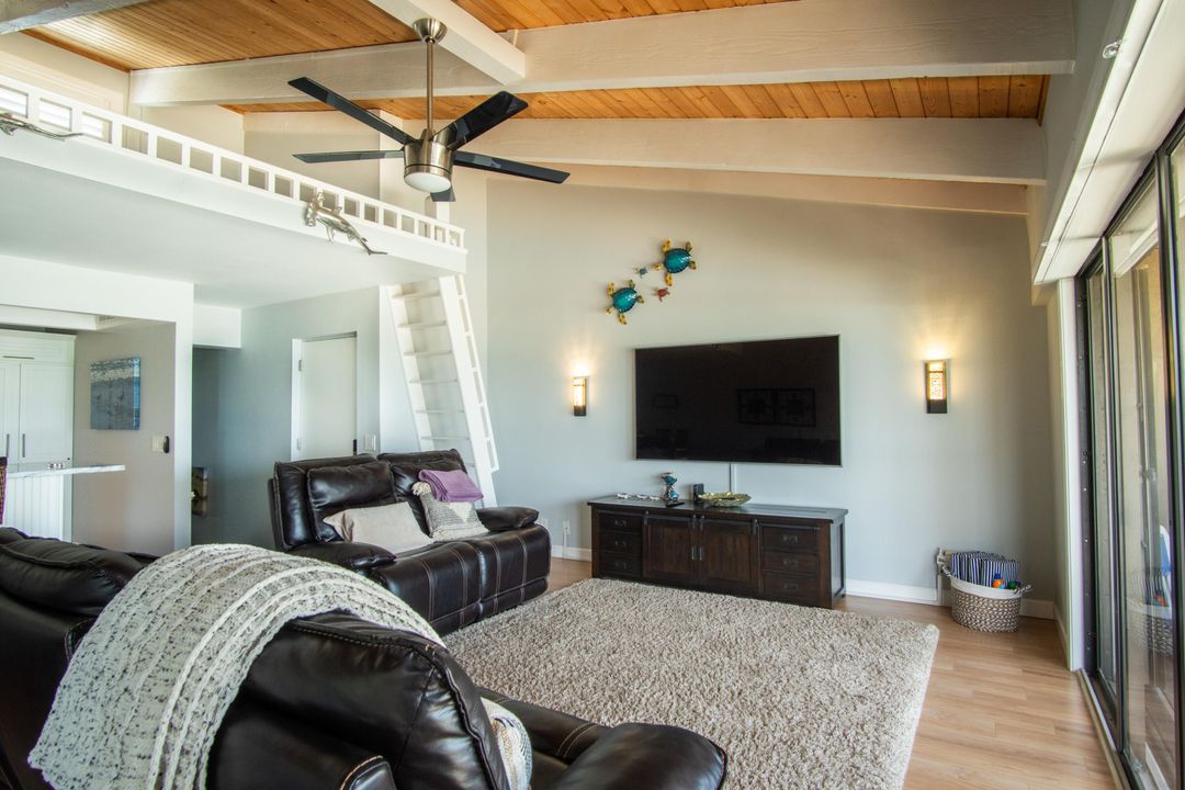 For Rent: $3,200 (1 beds, 1 baths, 937 Square Feet)