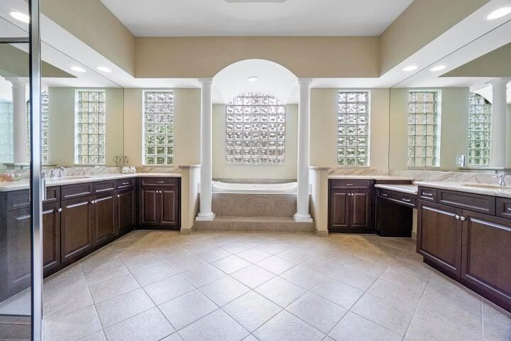 В аренду: $8,000 (6 спален, 5 ванн, 5382 Квадратных фут)