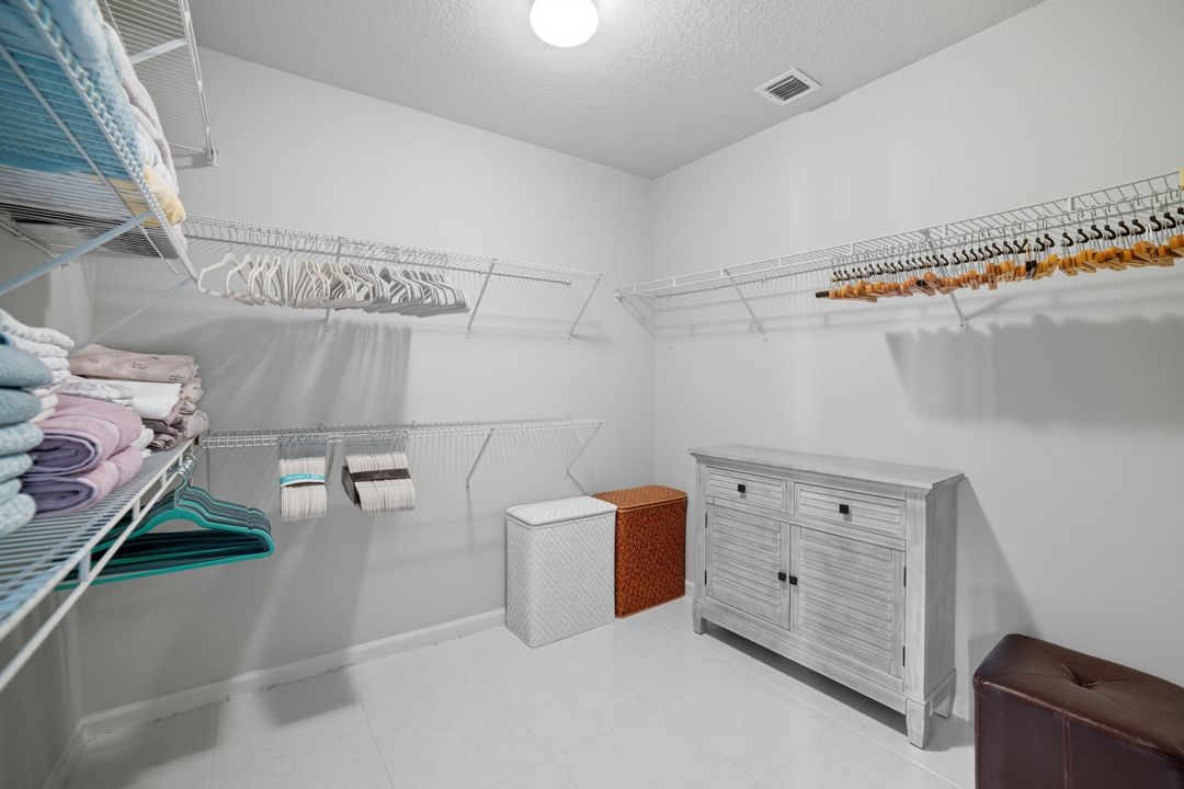 合同活跃: $6,000 (3 贝兹, 2 浴室, 2049 平方英尺)