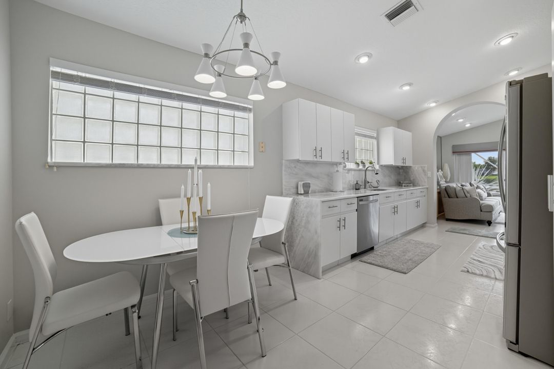 合同活跃: $6,000 (3 贝兹, 2 浴室, 2049 平方英尺)