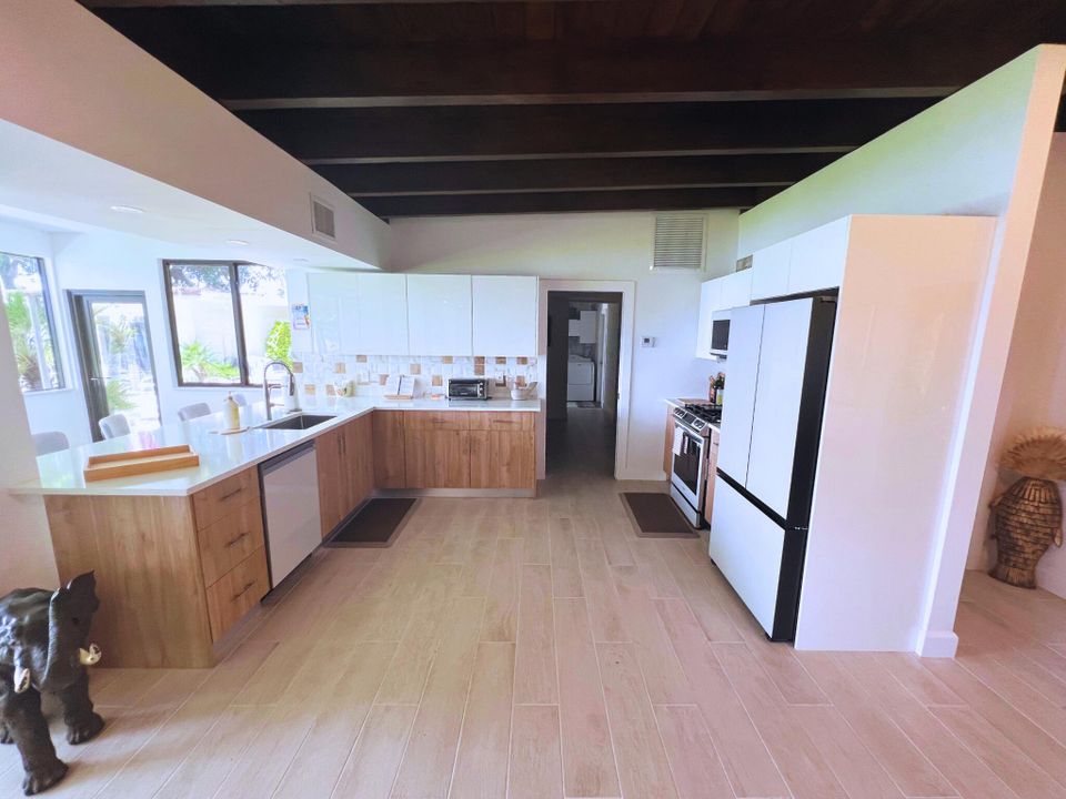 出租: $9,000 (2 贝兹, 1 浴室, 1100 平方英尺)