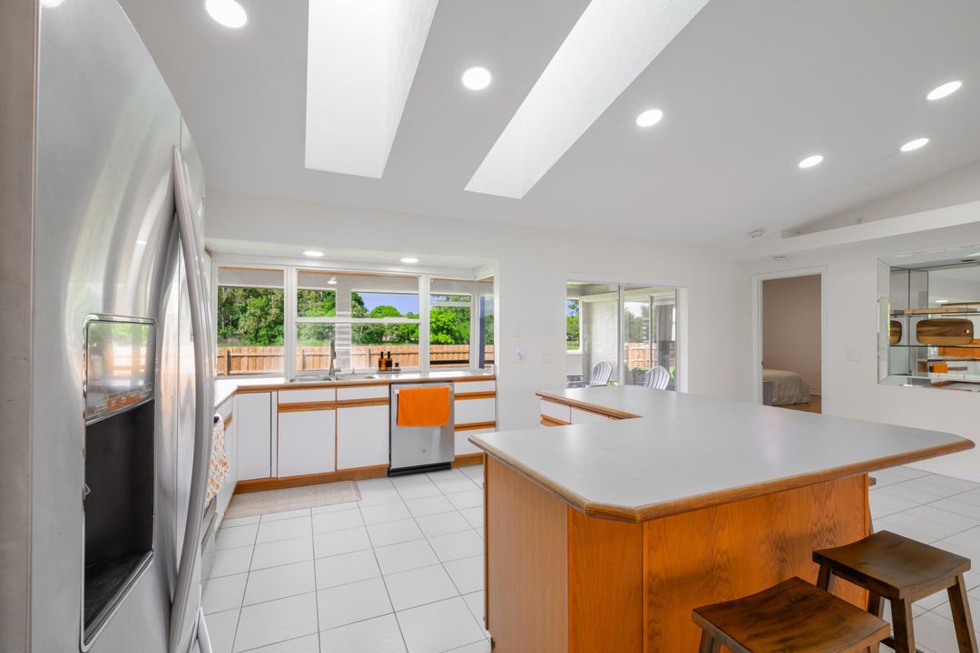 合同活跃: $369,000 (3 贝兹, 2 浴室, 1636 平方英尺)