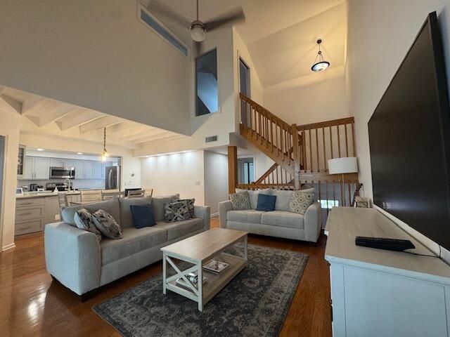 Под контрактом: $6,500 (2 спален, 2 ванн, 1346 Квадратных фут)