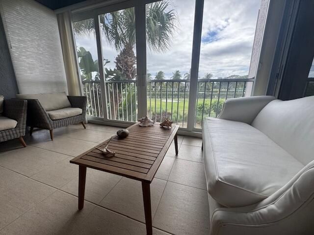 Под контрактом: $6,500 (2 спален, 2 ванн, 1346 Квадратных фут)