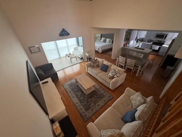 Под контрактом: $6,500 (2 спален, 2 ванн, 1346 Квадратных фут)