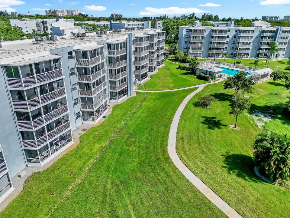 Под контрактом: $299,000 (2 спален, 2 ванн, 1300 Квадратных фут)