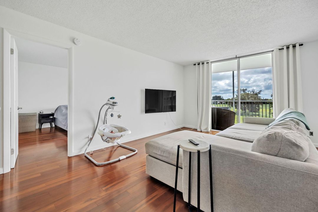 Под контрактом: $299,000 (2 спален, 2 ванн, 1300 Квадратных фут)