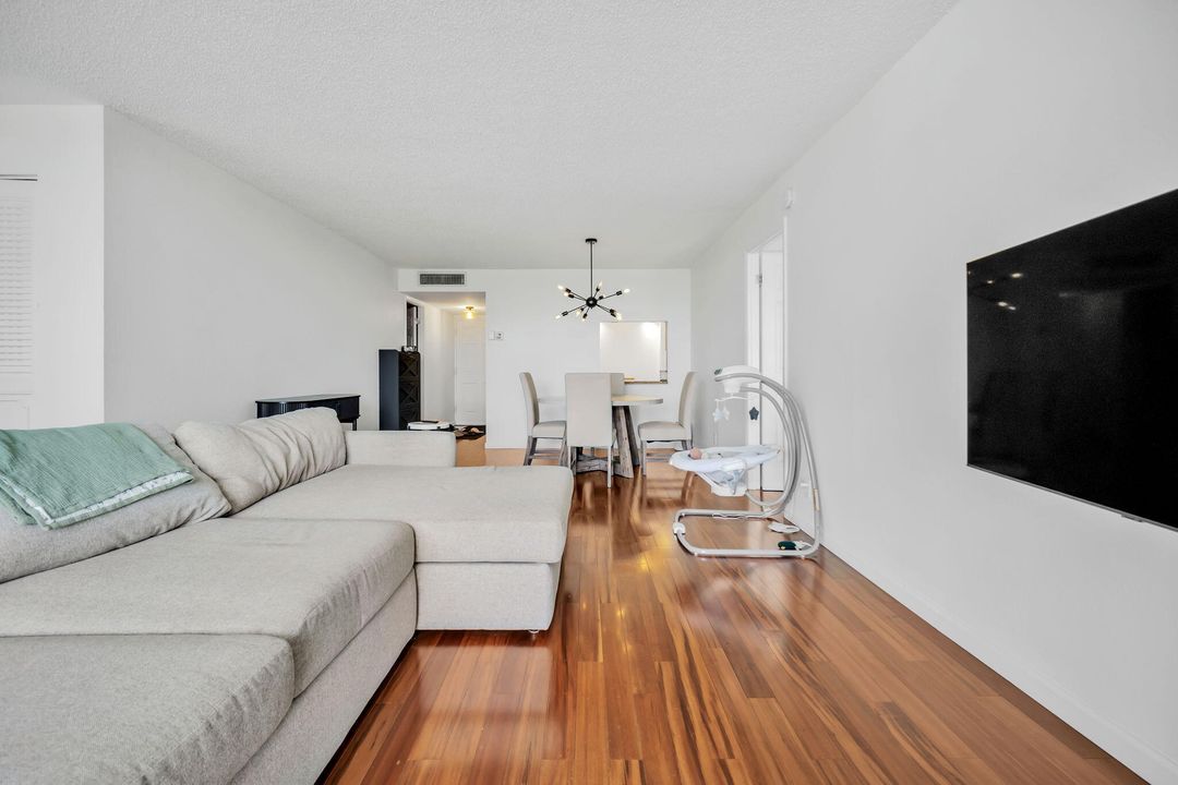 Под контрактом: $299,000 (2 спален, 2 ванн, 1300 Квадратных фут)