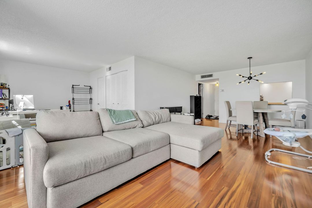 Под контрактом: $299,000 (2 спален, 2 ванн, 1300 Квадратных фут)