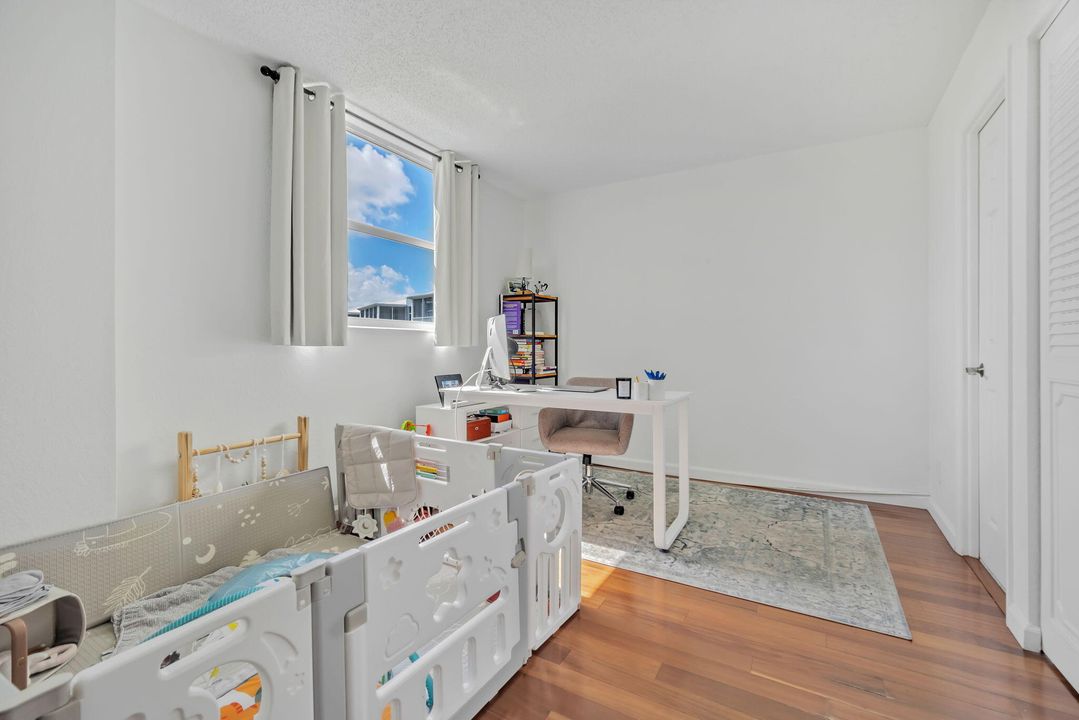 Под контрактом: $299,000 (2 спален, 2 ванн, 1300 Квадратных фут)