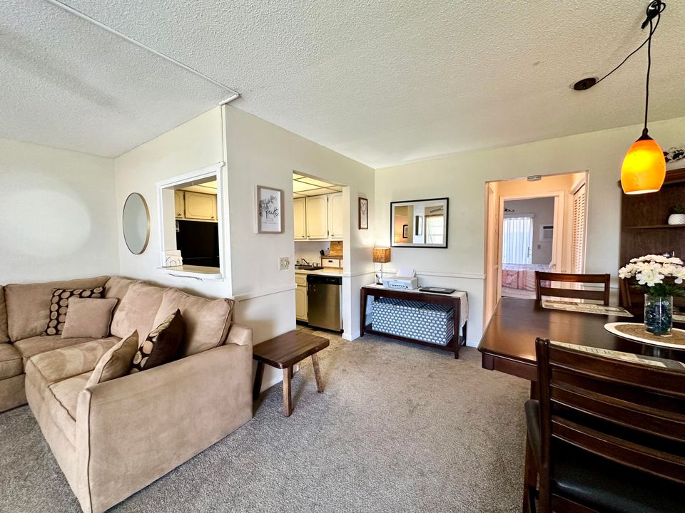 待售: $135,000 (1 贝兹, 1 浴室, 646 平方英尺)