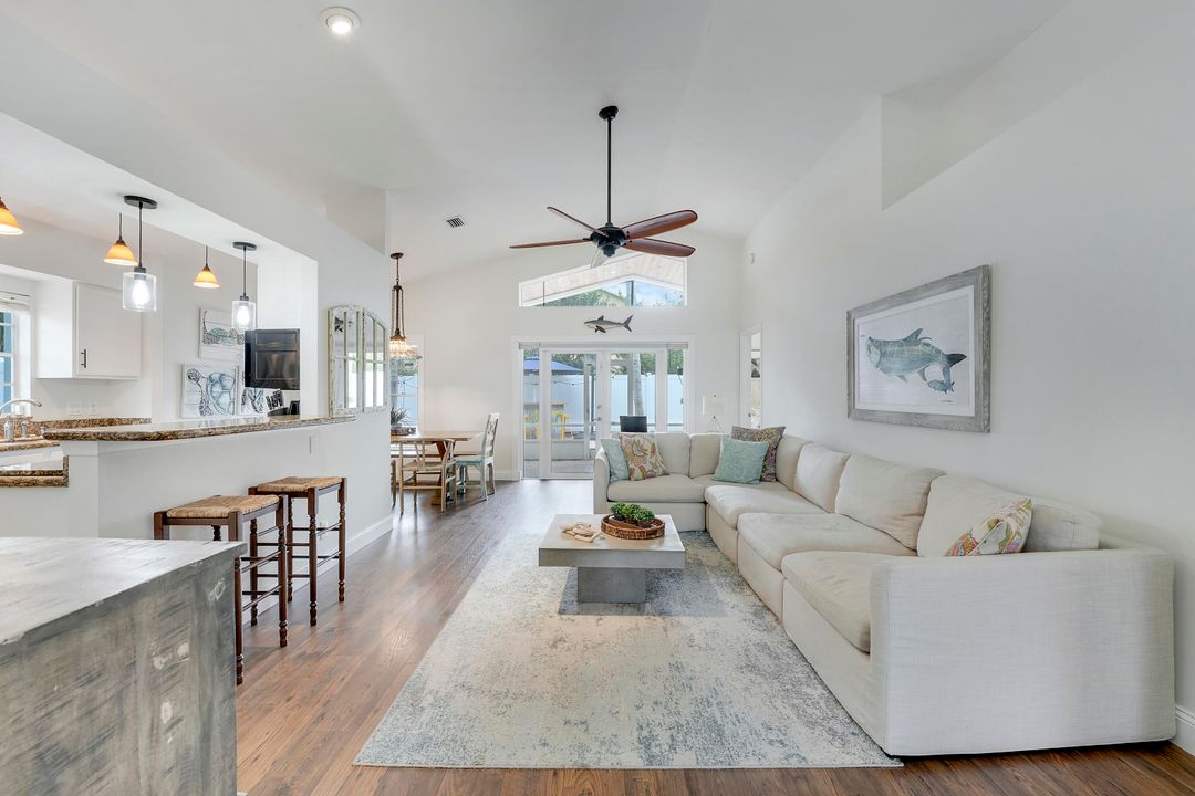 合同活跃: $629,900 (3 贝兹, 2 浴室, 1374 平方英尺)