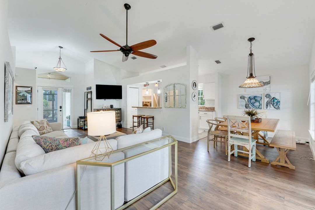 合同活跃: $629,900 (3 贝兹, 2 浴室, 1374 平方英尺)