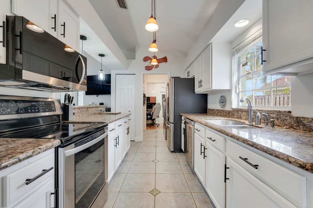 合同活跃: $629,900 (3 贝兹, 2 浴室, 1374 平方英尺)