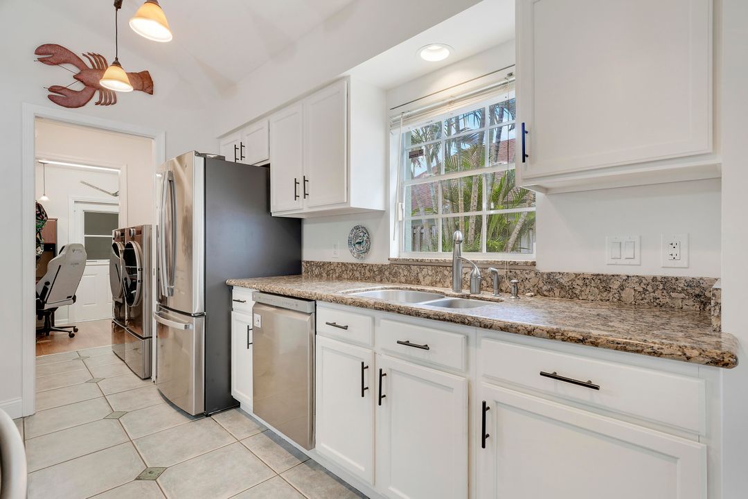 合同活跃: $629,900 (3 贝兹, 2 浴室, 1374 平方英尺)