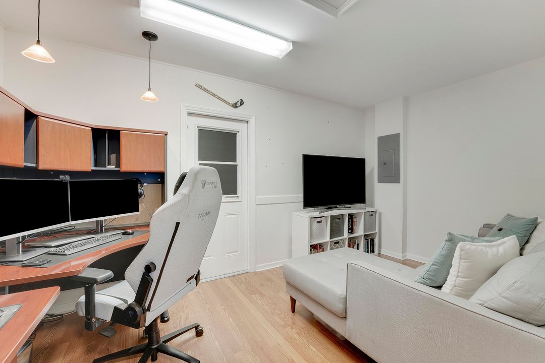 合同活跃: $629,900 (3 贝兹, 2 浴室, 1374 平方英尺)